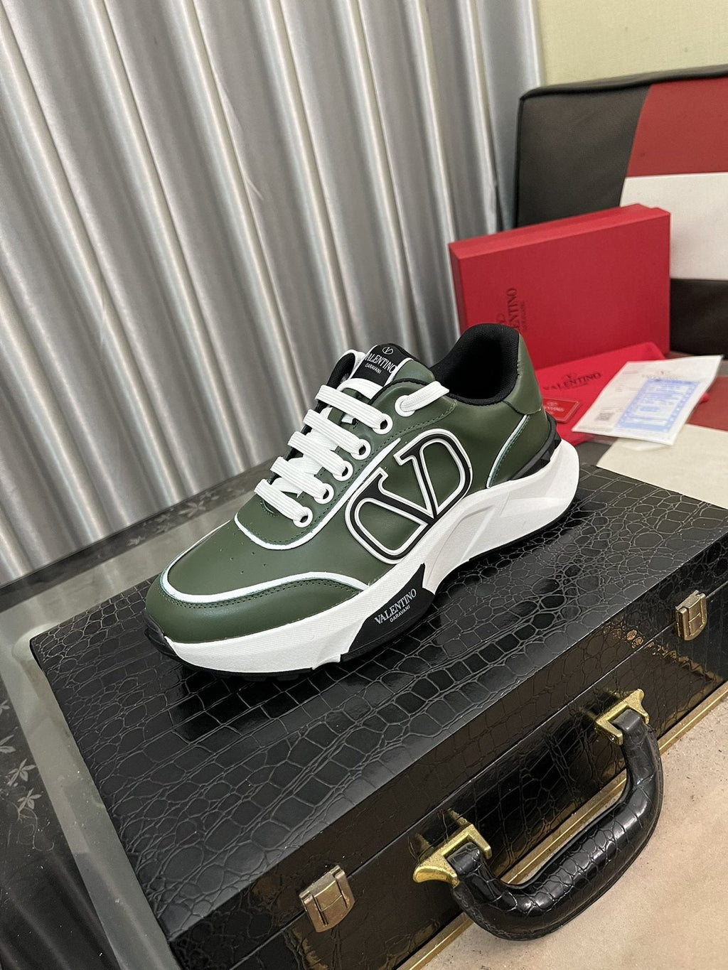 Outlined Emblem Low-Top Sneakers